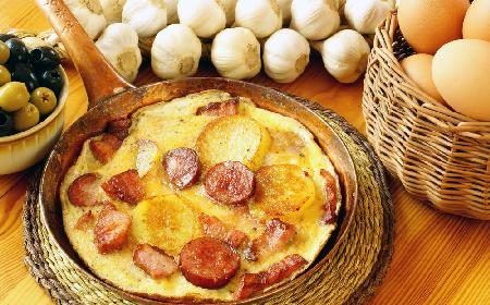 Ekspresowy omlet z ziemniakami, kiełbasą i boczkiem