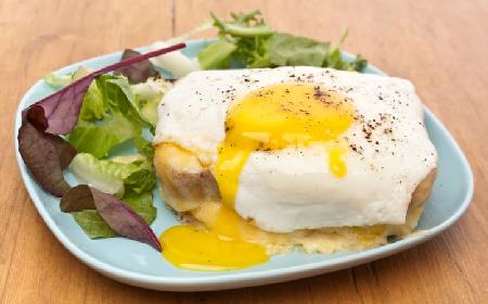 Tostowa kanapka Croque Madame: przepis + VIDEO