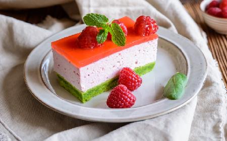 Malinowy tort śmietanowy na szpinakowym biszkopcie