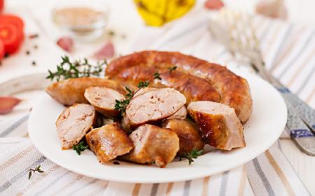 Biała kiełbasa z cydrem: przepis na pieczoną białą kiełbasę