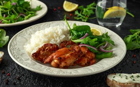 Grillowane mięso z udek kurczaka marynowane w soku z limonki
