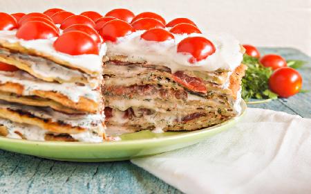 Lazania z naleśników z sosem bolońskim - sprytny sposób na lazanię bez makaronu