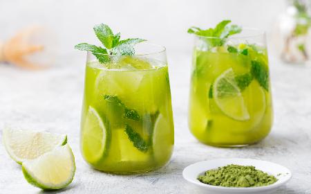 Orzeźwiająca herbata matcha z miętą i limonką: przepis na zieloną ice tea