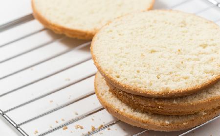 Wegański biszkopt bez jajek: sekret jego puszystości to aquafaba