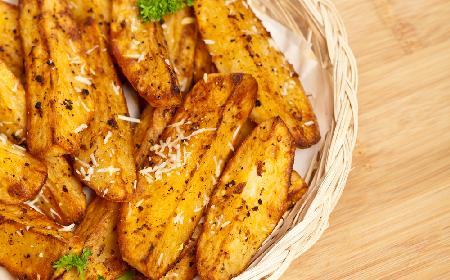 Najlepsze pieczone ziemniaki z parmezanem: ten włoski przepis podbił świat!