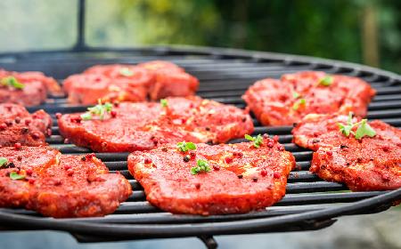 Steki z keczupem - dobry przepis na grillowaną karkówkę z rusztu lub patelni