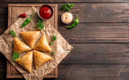 Pierożki samosa: przepis na indyjskie smażone pierożki