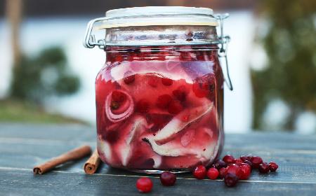 Śledź w winie - niebanalny przepis na elegancką przystawkę