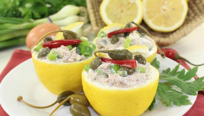 Skórki cytrynowe nadziewane pastą z tuńczyka