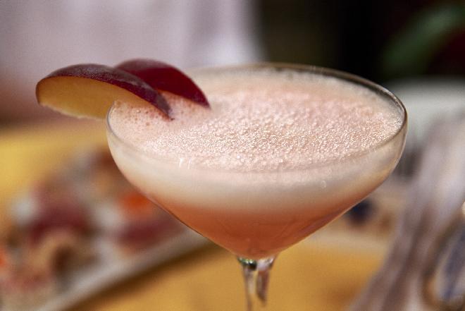 Drink bellini z rabarbarem – prosty przepis na wiosenny koktajl
