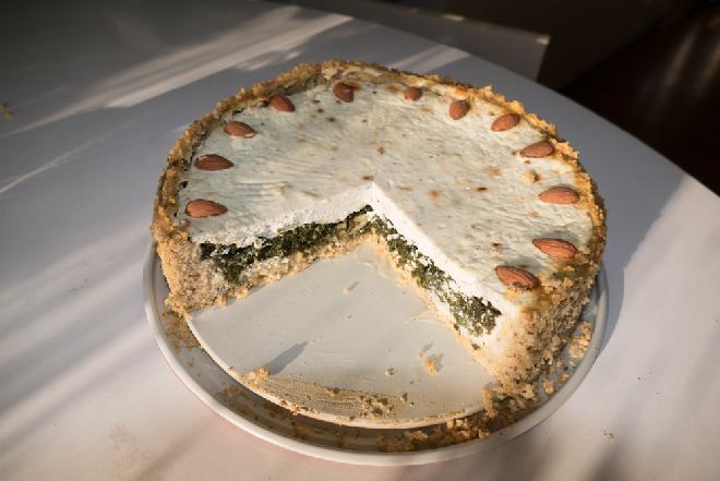 Babka nadziewana szpinakiem, białym serem i jajkiem