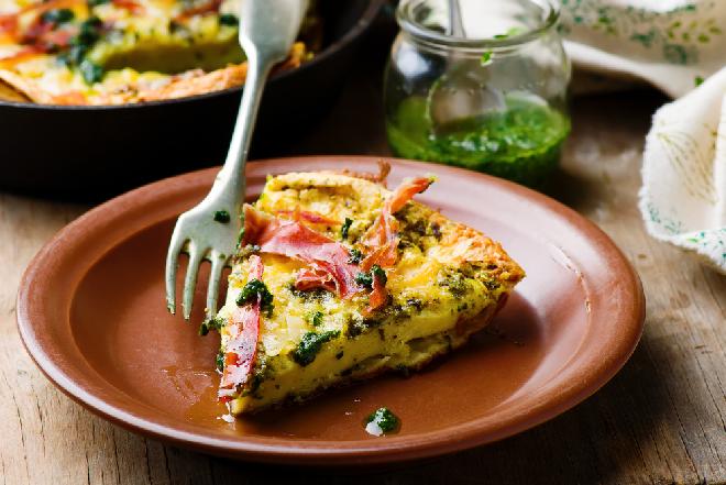 Omlet biszkoptowy z pesto i szynką: łatwy przepis z piekarnika na wytrawny grzybek
