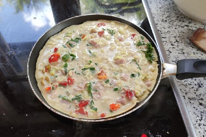 Obłędne naleśniki a la pizza: tani i szybki przepis na obiad dla zaradnych