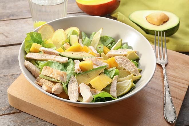 Lekka sałatka z wędzonym kurczakiem, awokado i mango